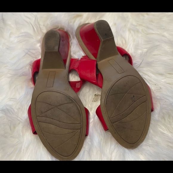 Red wedge sandal with gold detailing, Kenneth Cole Reactions, size 8W - Picture 5 of 5